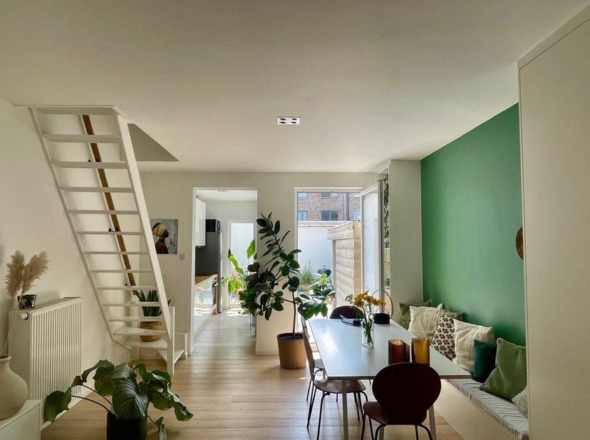 Deze instapklare rijwoning aan de groene rand van Gent werd met veel zorg en oog voor detail gerenoveerd in 2016. Het huis heeft een bewoonbaar opperv