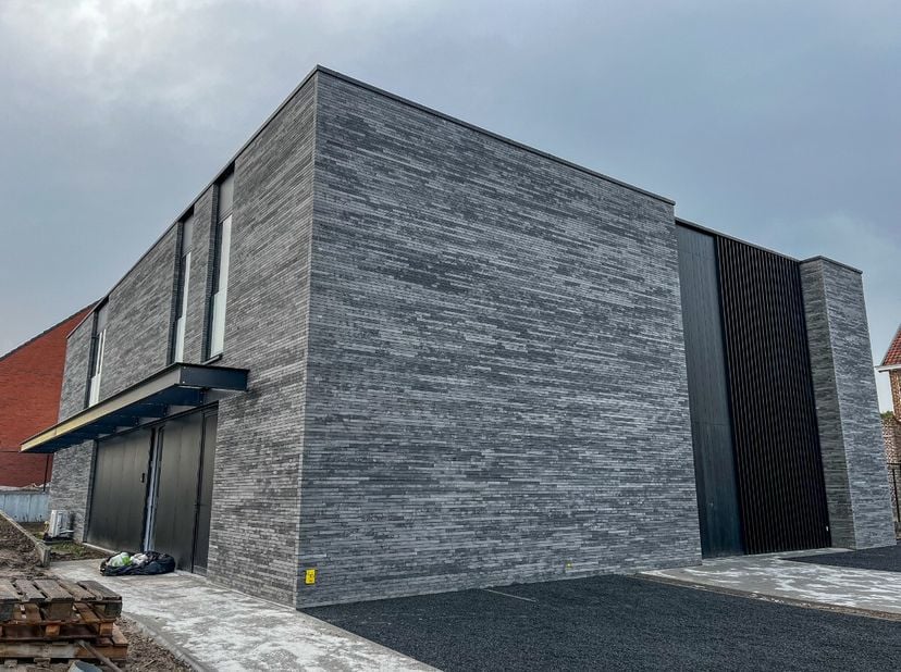 Ruim appartement met twee slaapkamers in Beveren-Leie Indeling: Inkomhal met een apart toilet - Ruime woonkamer van maar liefst 55 m² met hoge raampar