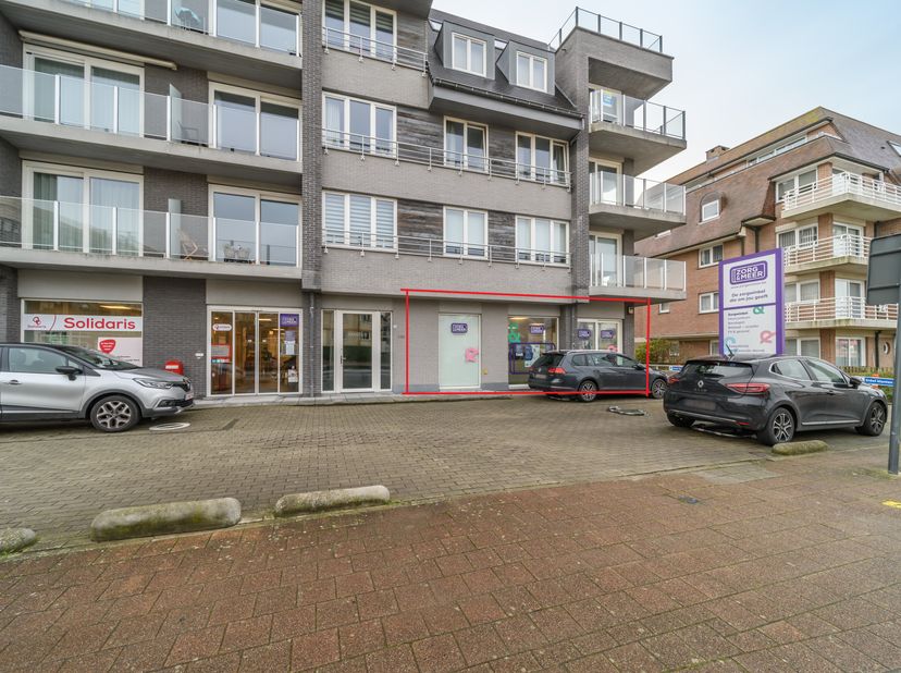 Cet espace commercial à louer à Koksijde-bad a une superficie d&#039;environ 150 m². Sanitaires et kitchenette communs. Il y a également 3 places de parkin