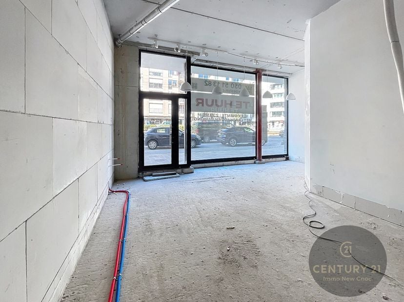 Deze ruime commerciële ruimte van 249 m² biedt talloze mogelijkheden voor verschillende activiteiten, Het pand is ideaal voor showroom met verkoop en