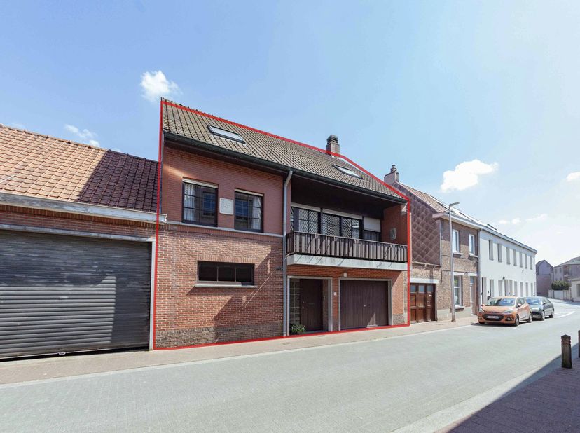 TE RENOVEREN WONING MET TUIN &lt;br /&gt;
 &lt;br /&gt;
 &lt;br /&gt;
Woning in gesloten bebouwing. Rustig en mooi gelegen in het centrum van Moerbeke, nabij de histori