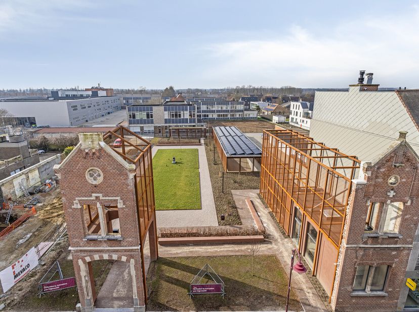 Dit betoverende duplex appartement met 2 slaapkamers is gelegen op een eersteklas locatie, op slechts enkele minuten wandelafstand van het station. He