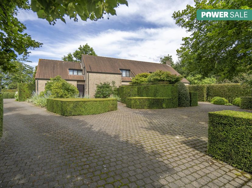 Deze veelzijdige eigendom biedt een unieke combinatie van wonen en werken op één adres. &lt;br /&gt;
De woning beschikt over twee volledig ingerichte prakti
