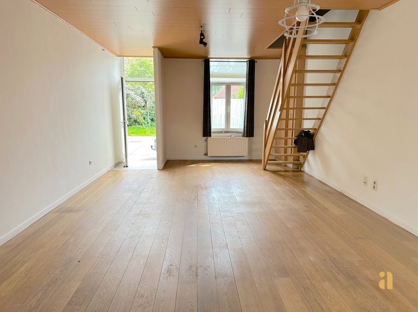 Welkom in deze charmante woning waar licht en gezelligheid de plak zwaaien!&lt;br /&gt;
&lt;br /&gt;
Deze instapklare woning ligt vlak bij het centrum van Lochris
