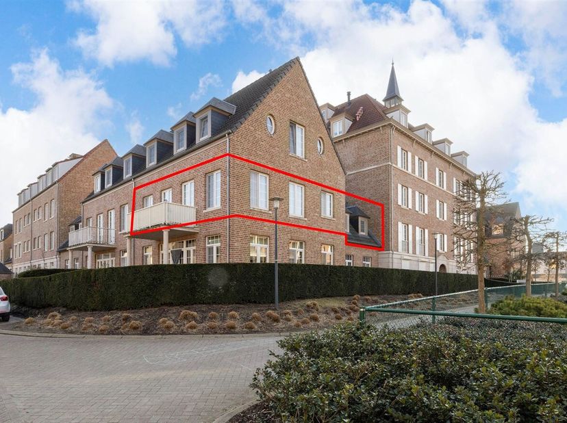 Ruim, lichtrijk appartement met 2 slaapkamers. Gelegen in residentie &#039;Kruyneiken&#039;.&lt;br /&gt;
Ligging: Centraal gelegen in een rustige wijk nabij het centr