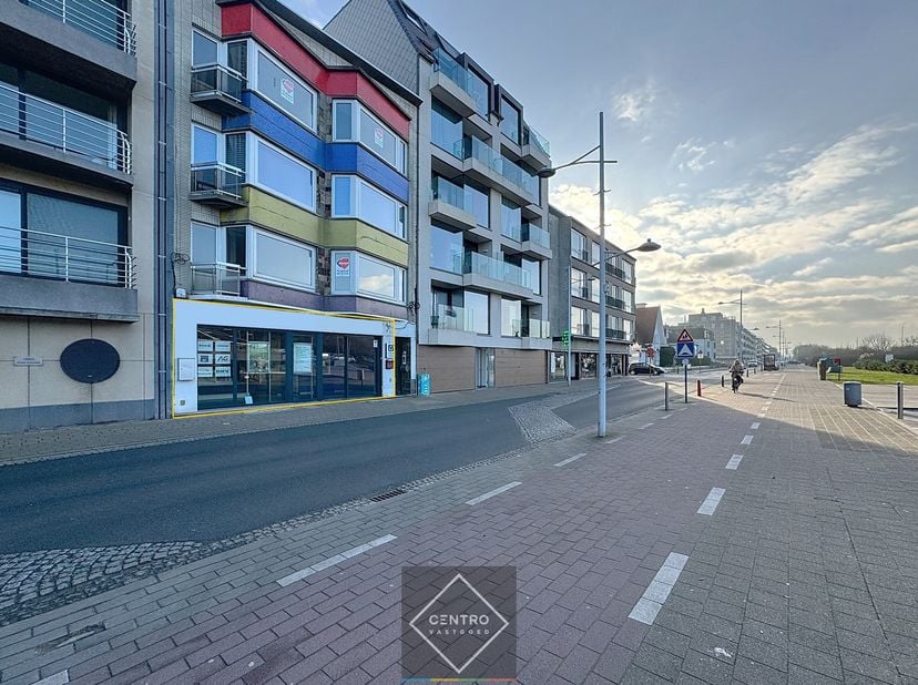 Gelijkvloers (± 200m²): Sas (automatische glazen deur) - inkomhal met receptie/balie en wachtruimte - 3/4 afzonderlijke burelen - vergaderzaal - techn
