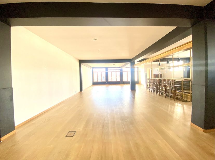 En plein cur de Bruxelles, avec un accès immédiat aux commerces, restaurants et transports en commun, découvrez ce magnifique loft de 325 m² qui allie